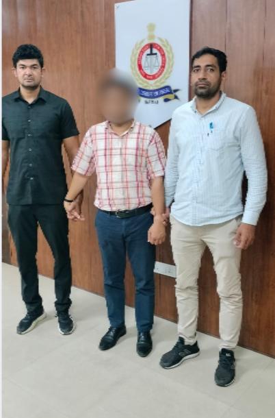डीसी कार्यालय पर एसीबी का छापा, पीए साढे तीन लाख रिश्वत लेते रंगे हाथ पकड़ा गया