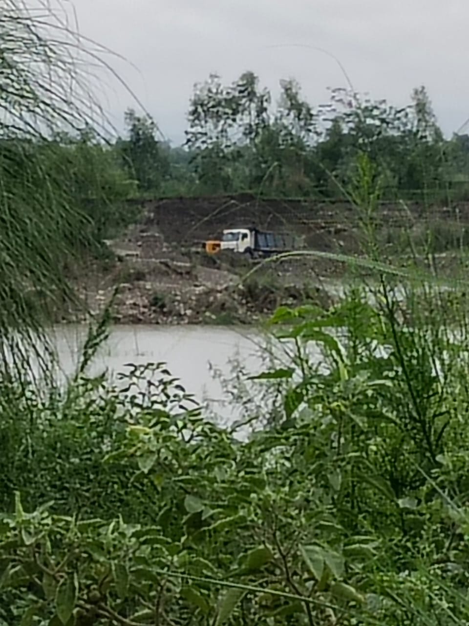 बारिश हो या धूप बेलगढ़ में खनन माफिया को अवैध खनन की पूरी छूट