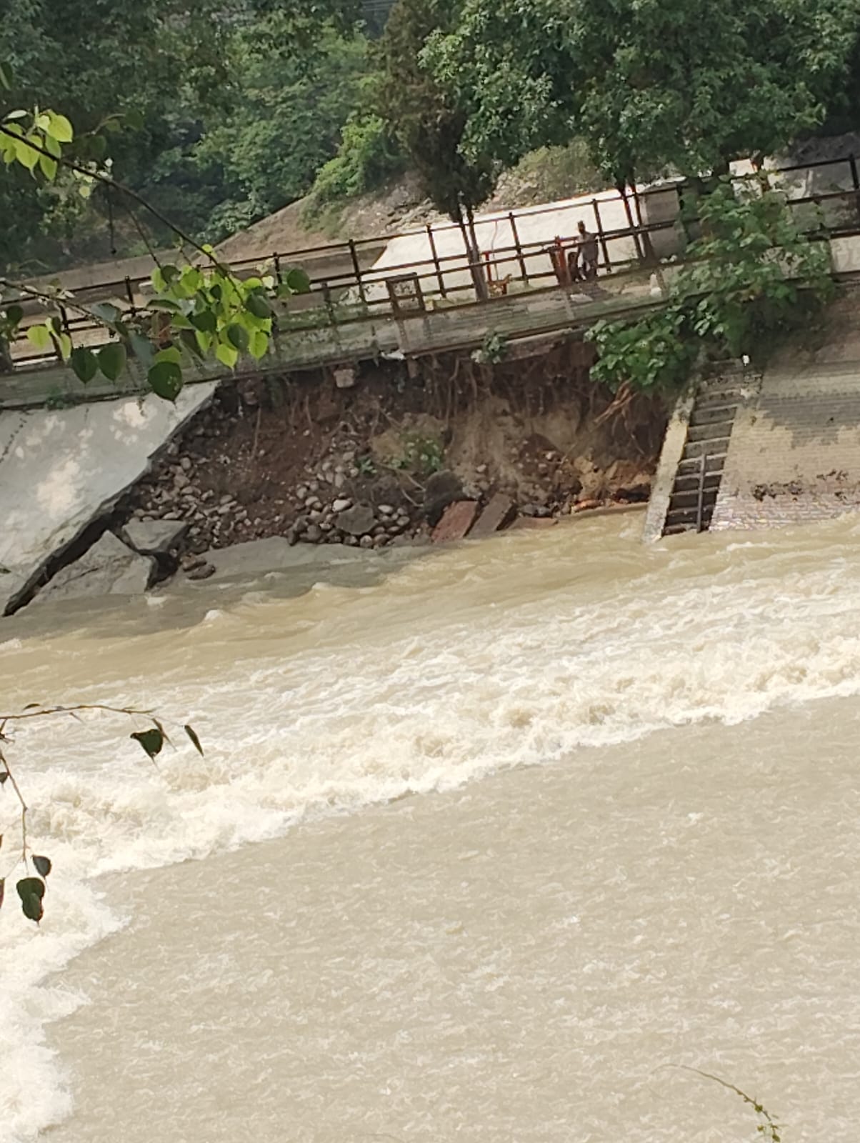 दादुपुर हैड पर एक्सईएन के सरकारी आवास के सामने नहर में बने पार्क के साइड का हिस्सा पानी में बहा
