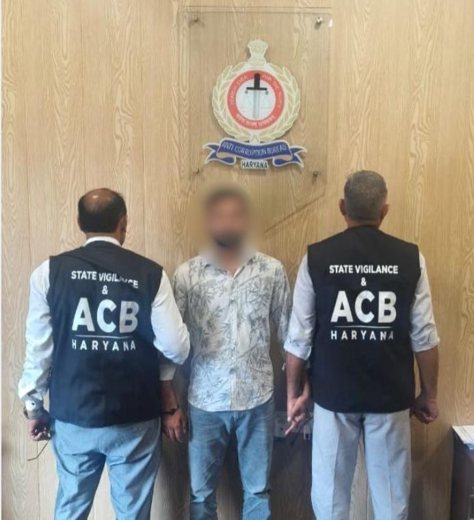 ड्रग आफिस फरीदाबाद में कार्यरत कर्मचारी को 16 हजार रुपये रिश्वत लेते एसीबी ने गिरफ्तार