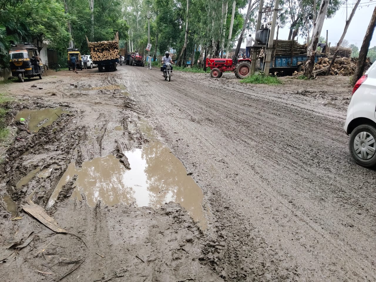 समता आश्रम से खारवन मोड़ कीचड़ में सना 500 मीटर का लिंक रोड, बारिश में बन जाता है एक्सीडेंट प्वायंट