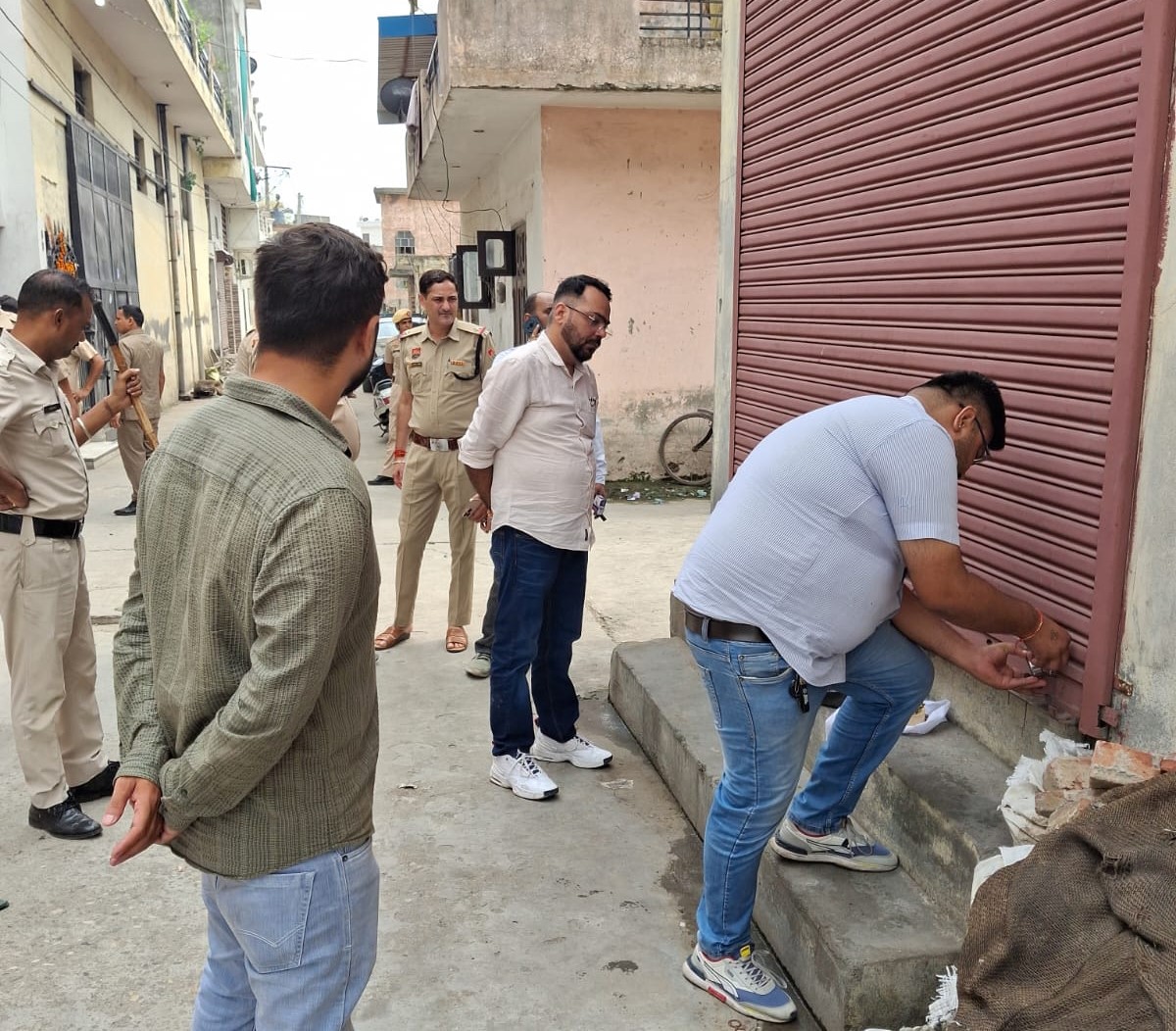 नक्शा पास कराए बिना बनाई फैक्ट्री, तीन गोदाम व दुकान निगम ने की सील