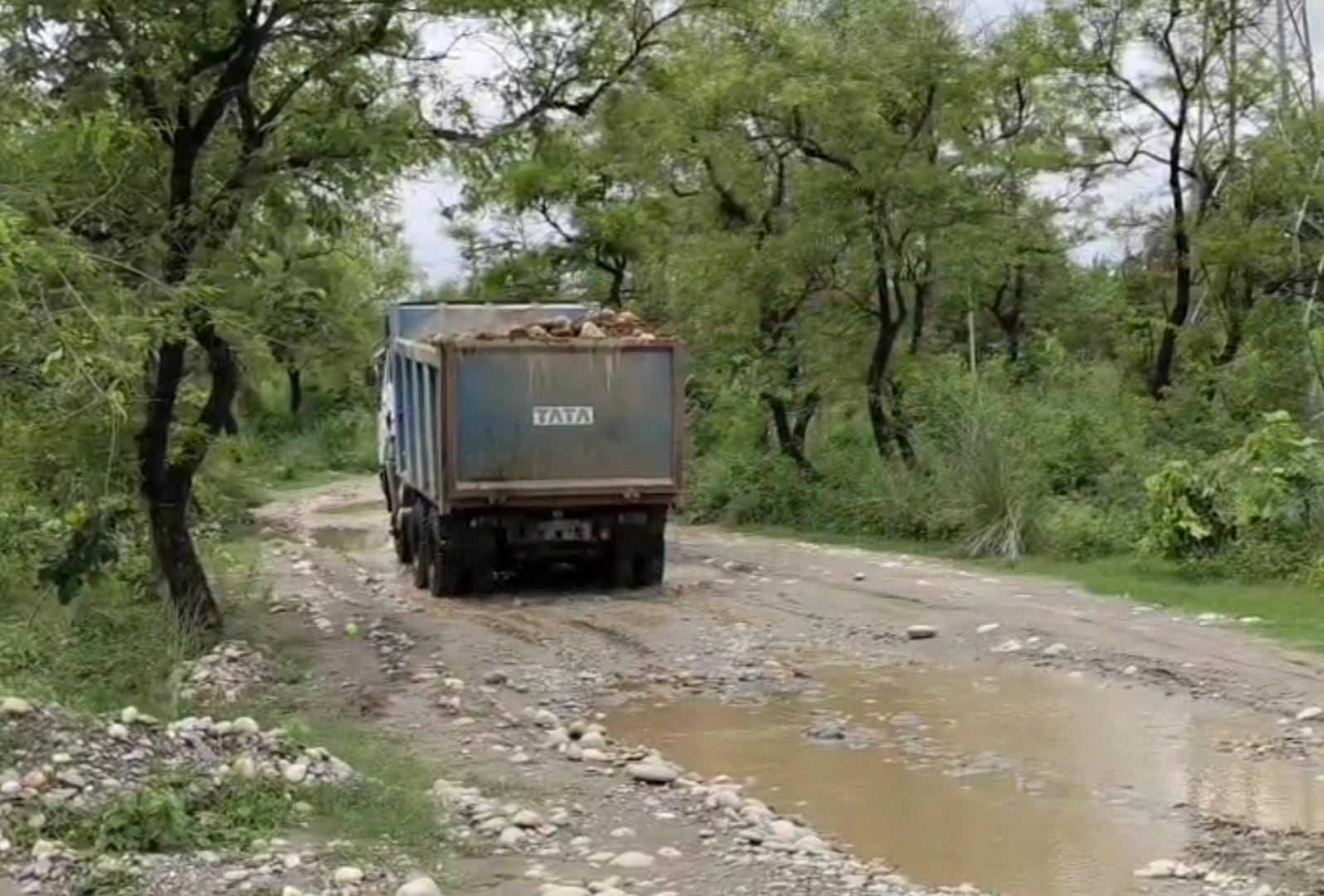 ताजेवाला से नैनावाली एरिया में हो रहे अवैध खनन के परिवहन का रुट एचपीजीसीएल का रास्ता