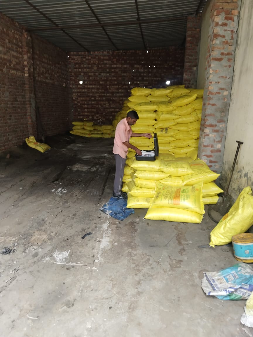 कृषि विभाग व पुलिस की संयुक्त की टीम ने 450 बैग यूरिया खाद पकड़ा