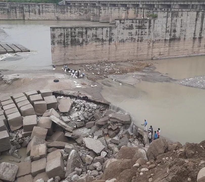 हथनीकुंड बैराज की डाउनस्ट्रीम में यूपी साइड की सुरक्षा दीवार को नुकसान बह गए ब्लाक