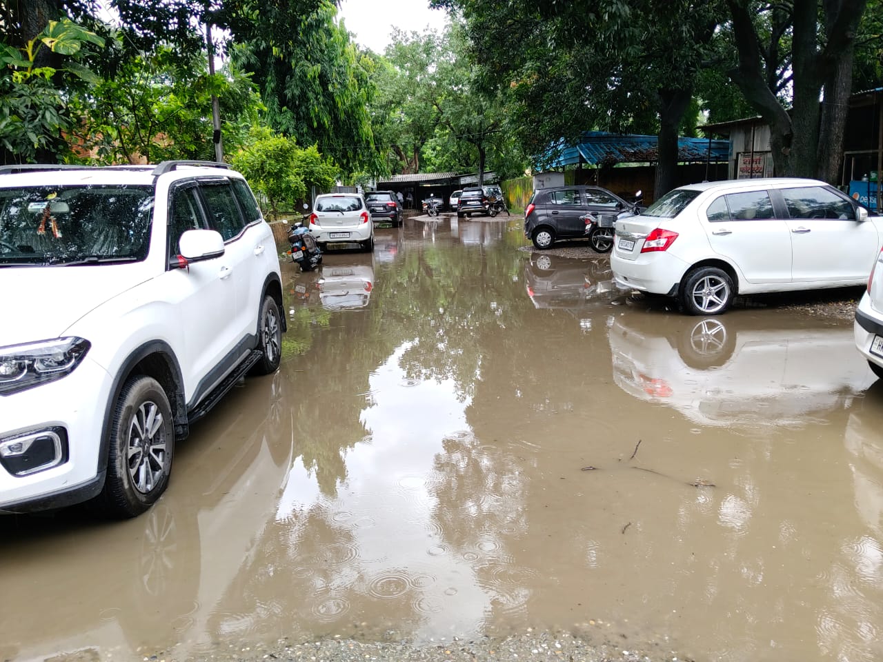 बारिश होते ही प्रतापनगर बीडीपीओ व तहसील कार्यालय में एंट्री करना हुआ मुश्किल, बीडीपीओ आफिस में भी घुसा पानी