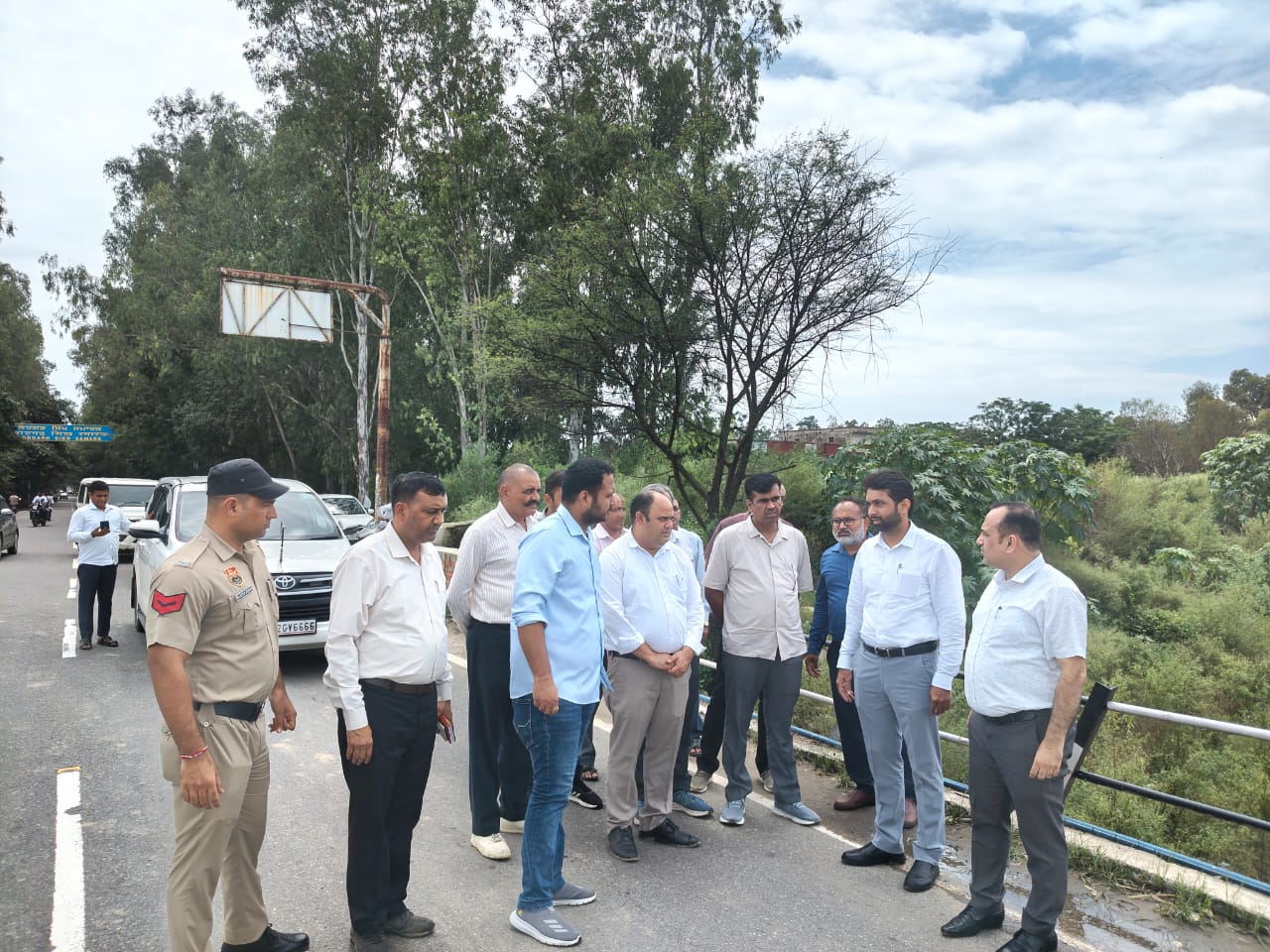 डीसी ने सोम व पथराला नदी के पानी से प्रभावित गांवों का किया निरीक्षण, ग्रामीणों की समस्या सुनी