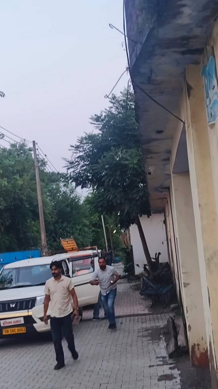 मलिकपुरखादर में बिजली निगम की रेड, 13 घरों में बिजली चोरी को पकड़ा