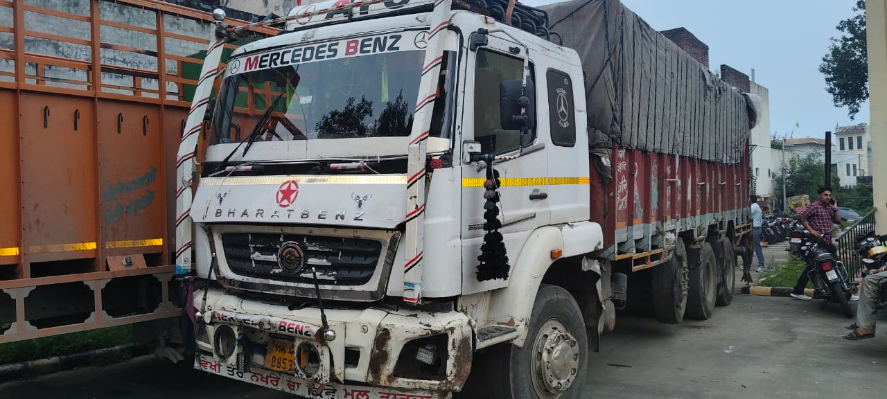 खैर की गाड़ी का पीछा करती फारेस्ट टीम पहुंची खैर के डिपो तक, मौके से खैर से लदा ट्रक किया काबू