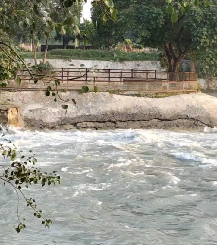 दादुुपुर हैड पर बने पार्क का किनारे में मरम्मत के बाद दोबारा आई दरार, मानसून सीजन में किनारे बहने के बाद की गई मरम्मत