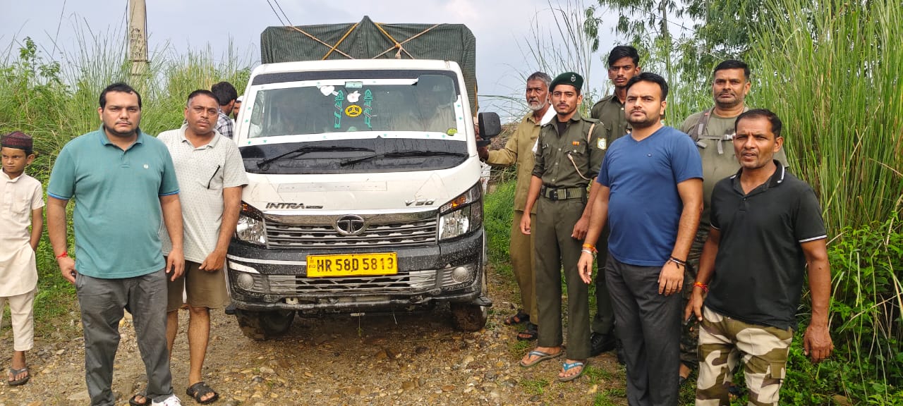 हिमाचल से आ रही खैर से लदी पिकअप को फारेस्ट स्टाफ ने हरियाणा बार्डर पर पकड़ा, ड्राइवर फरार