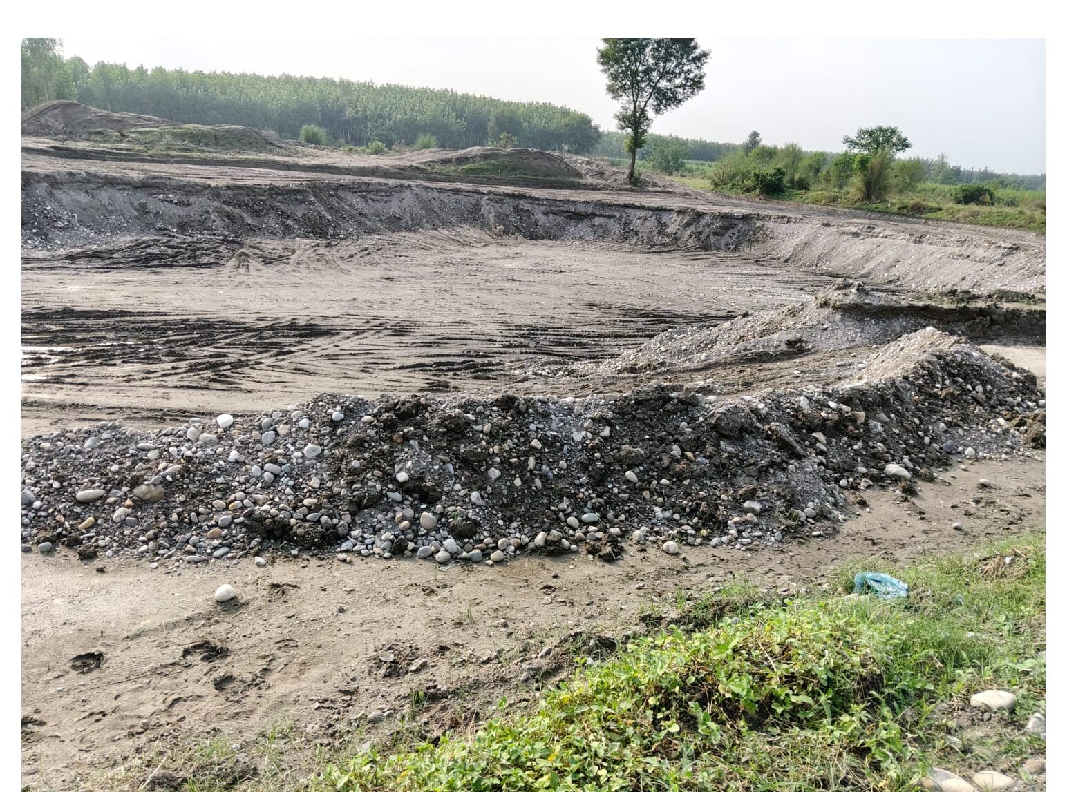 बेलगढ से देवधर आने वाले रास्ते के दोनों ओर अवैध खनन जारी, गहरी खुदाई से जमीनों ने ले लिया नदी का रुप