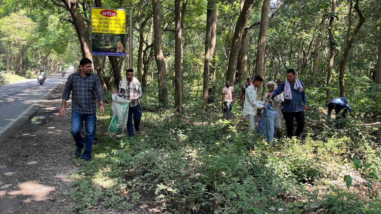 नेशनल पार्क एरिया में वन्य प्राणी विभाग द्वारा चलाया गया स्वच्छता अभियान