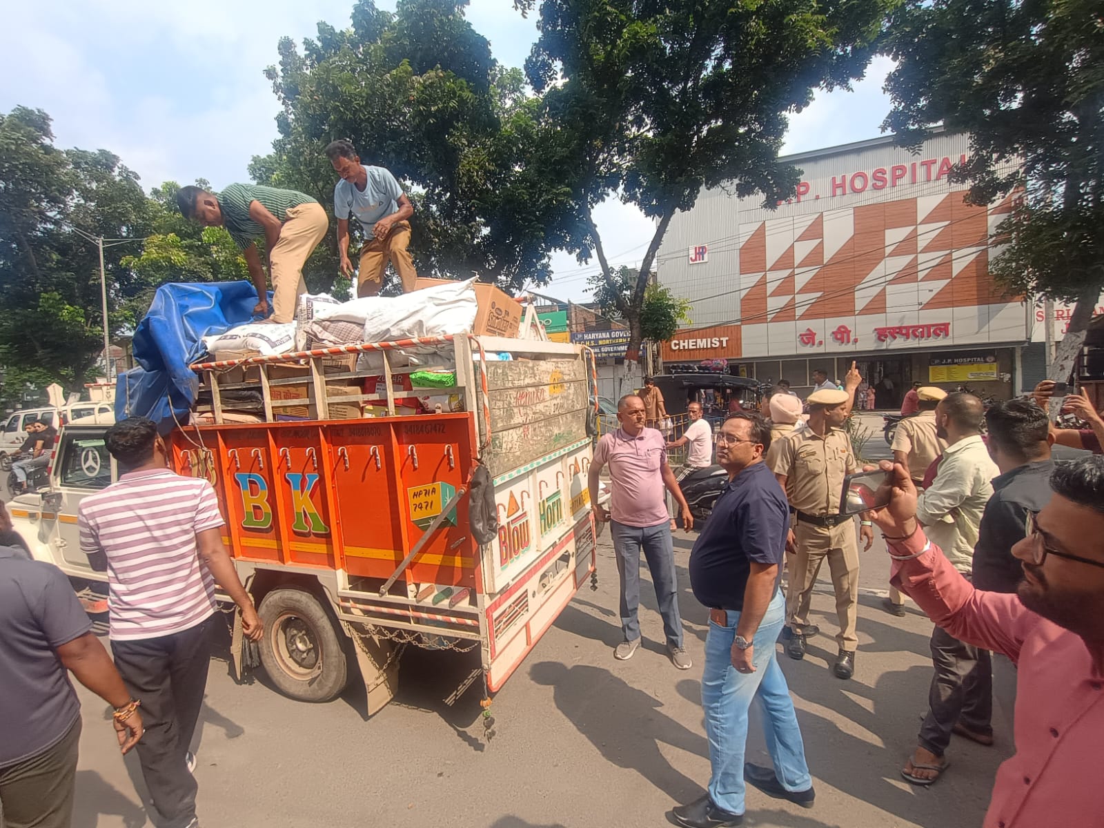 पिकअप में सामान के नीचे छिपाकर रेणुका जी सप्लाई की जा रही थी पॉलिथीन, दुकानदार का 25 हजार का चालान