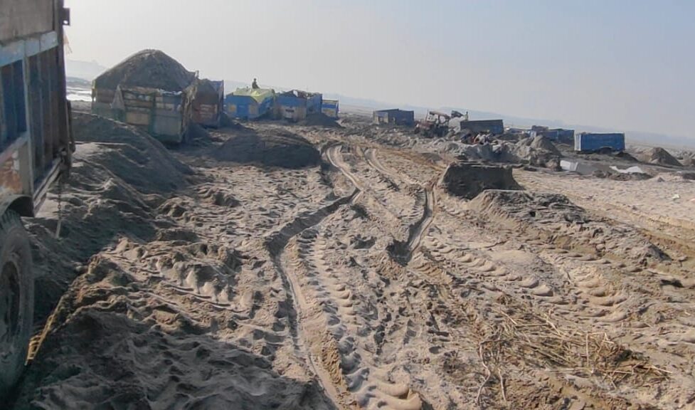 स्टेट एनफोर्समेंट ब्यूरो की बड़ी कार्रवाई, अवैध खनन करते 6 ट्रैक्टर 20 ट्रालियां काबू, खनिज तस्कर ट्रालियां छोड़ कर भागे