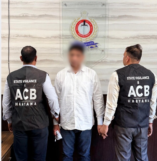 पटवारी को 30 हजार लेते एसीबी ने किया गिरफ्तार, म्यूटेशन चढ़ाने की एवज में मांगे थे एक लाख