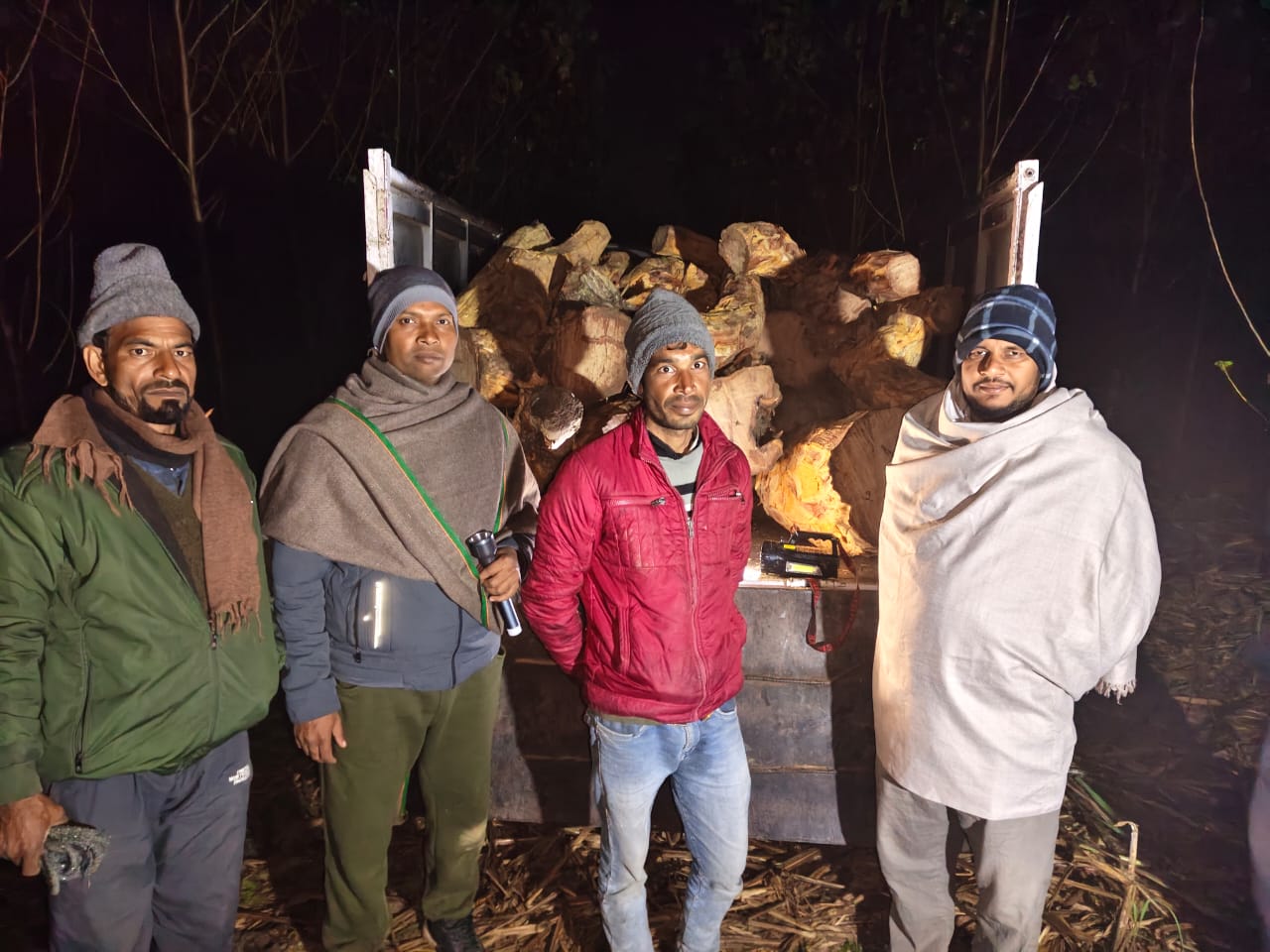 खैर की लकड़ी लाद बाजार ले जाने का कर रहे थे प्रयास, फारेस्ट स्टाफ ने गाड़ी को किया काबू