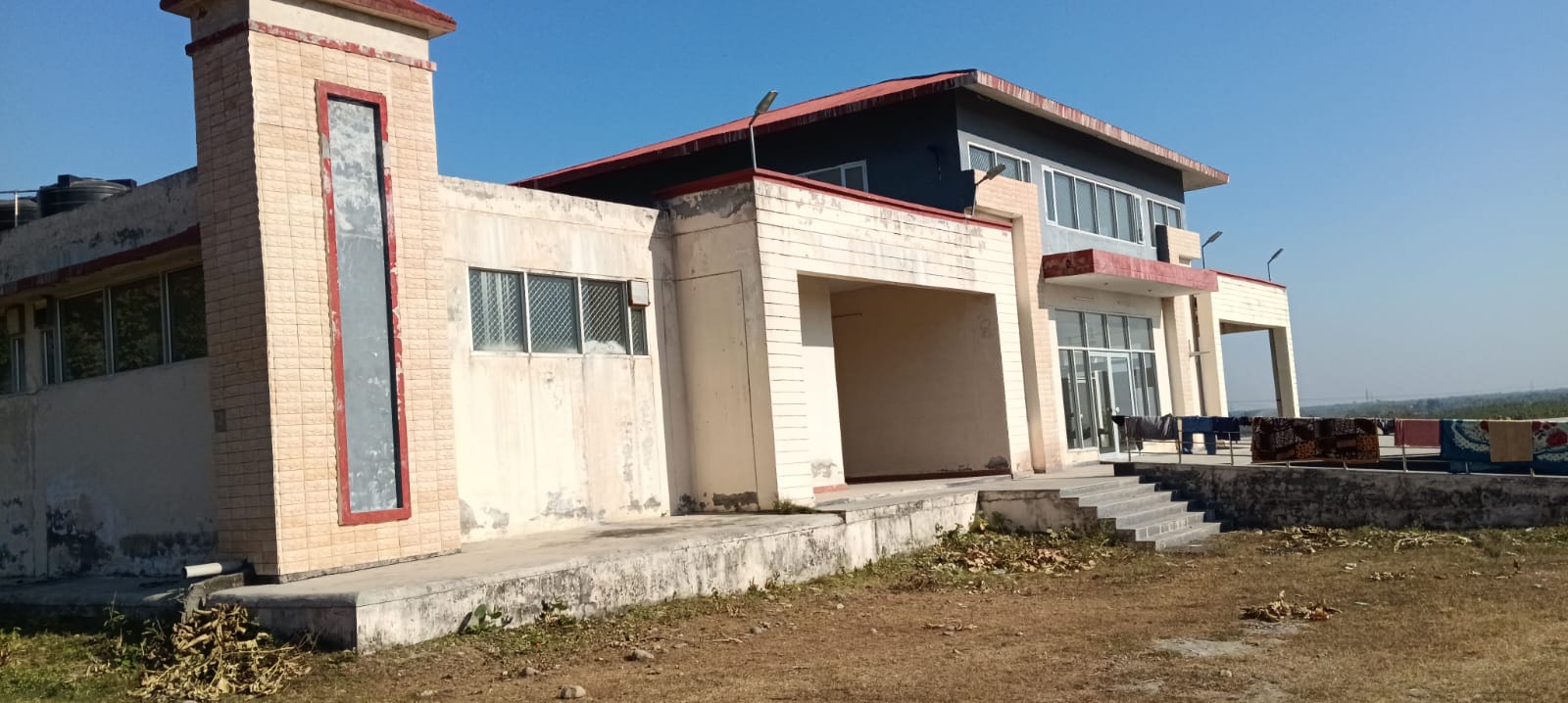 थीम पार्क के साथ पर्यटकों के लिए पौने दो करोड़ खर्च कर बनाया रेस्टोरेंट बना लेबर के रहने का ठिकाना