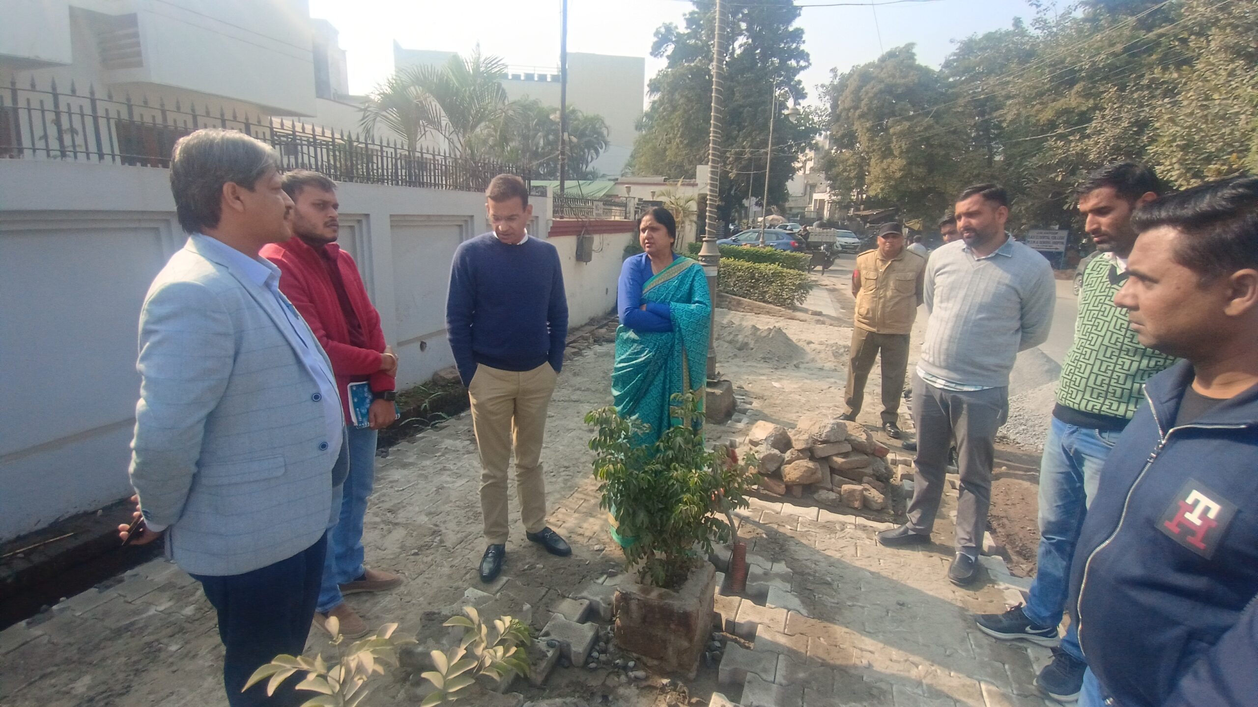 मेयर व आयुक्त ने निरीक्षण में सड़क चौड़ीकरण में मिली खामियां, दो जेई को नोटिस, एजेंसी की रोकी पेमेंट