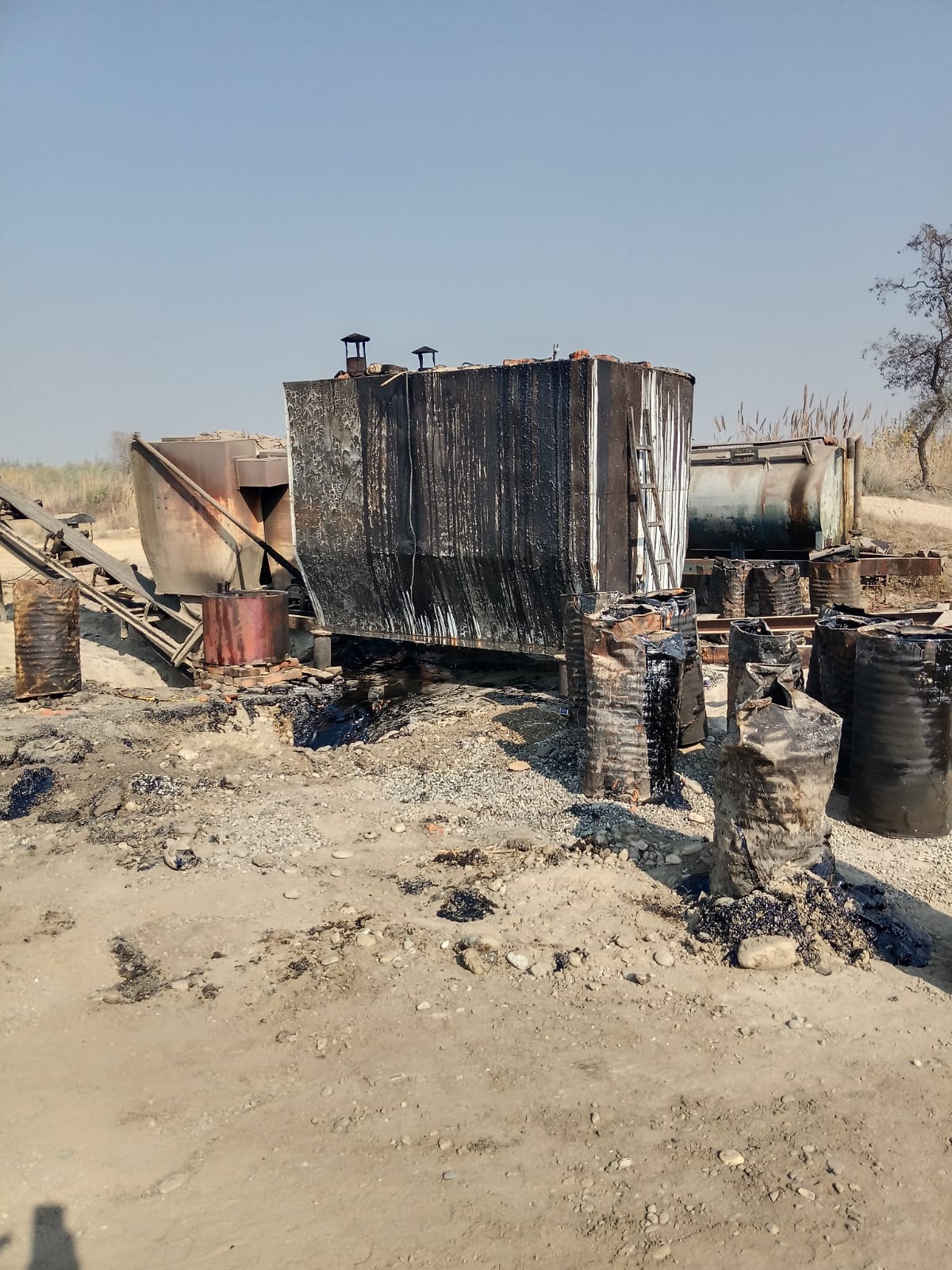 पंचायती जमीन पर चल रहे हाट मिक्सिंग प्लांट पर सीएम फ्लाईंग का छापा, किया सील