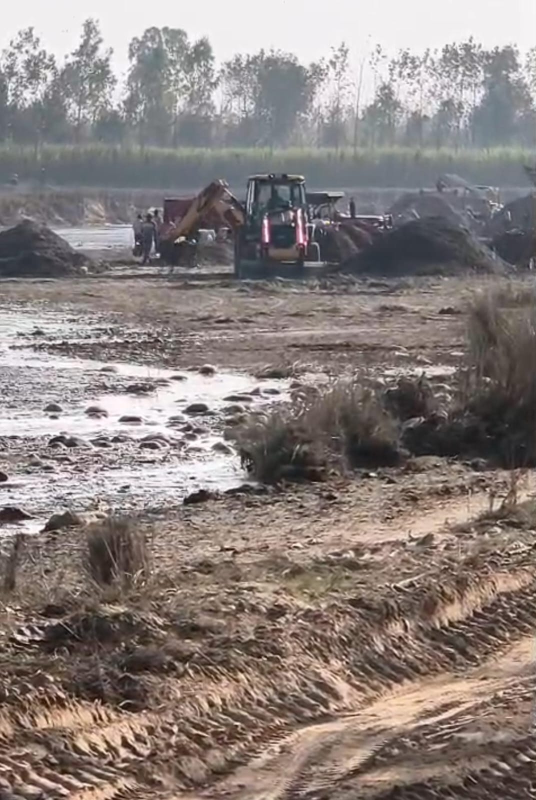 उपमंडल बिलासपुर एरिया में अवैध खनन जारी, मुजाफ्त के समीप नदी से दो ट्रैक्टर-ट्रालियां व एक जेसीबी काबू