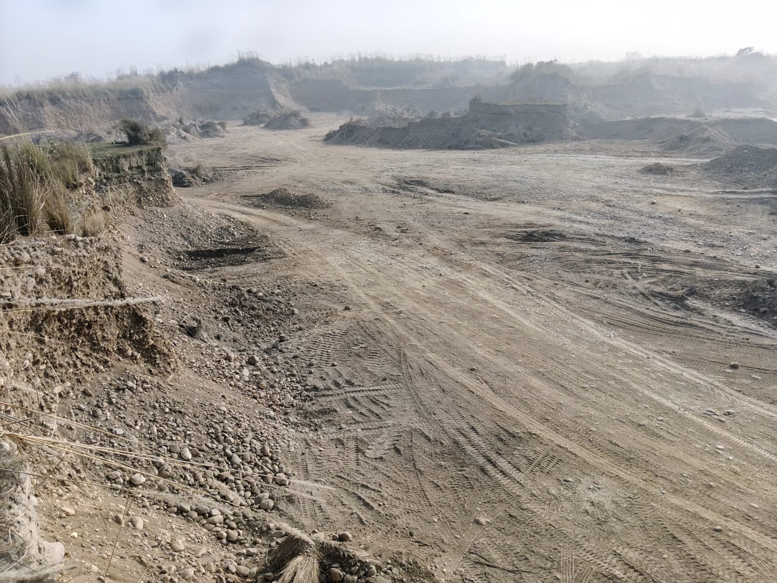 यमुना नदी व अवैध खनन साइट के बीच फासला मात्र 200-300 मीटर, एसडीएम समेत अन्य अधिकारी पहुंचे मौके पर