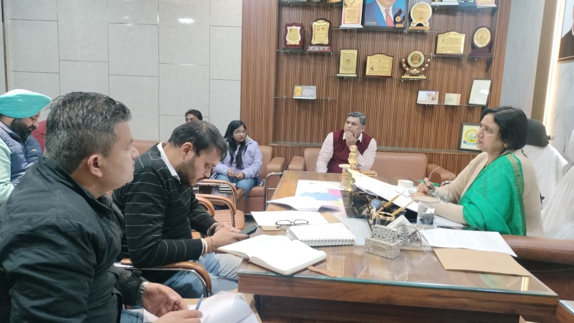 स्ट्रीट लाइट के खंभों से केबल व इंटरनेट तार काटने की तैयारी, निगम ने जारी किए नोटिस