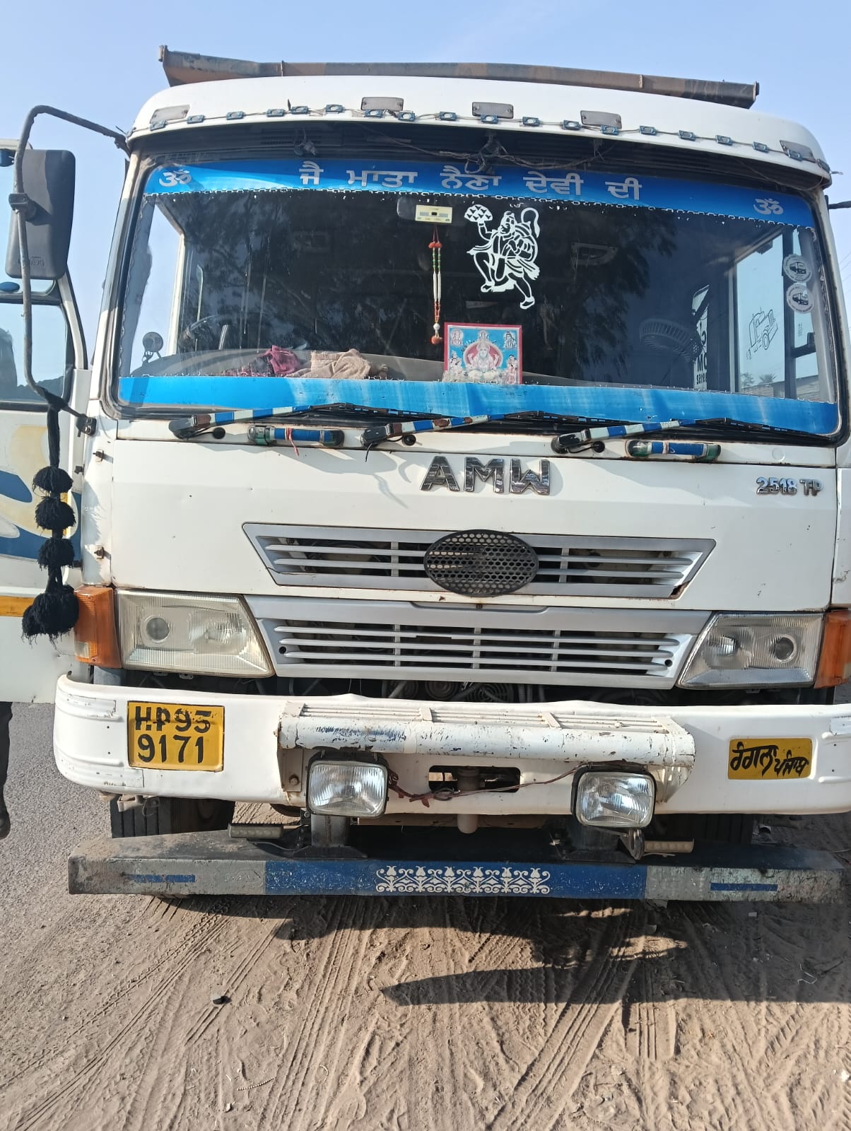 पुलिस ने गश्त के दौरान मढ़ावाला क्षेत्र में अवैध खनन सामग्री समेत 2 टिप्पर पकड़े