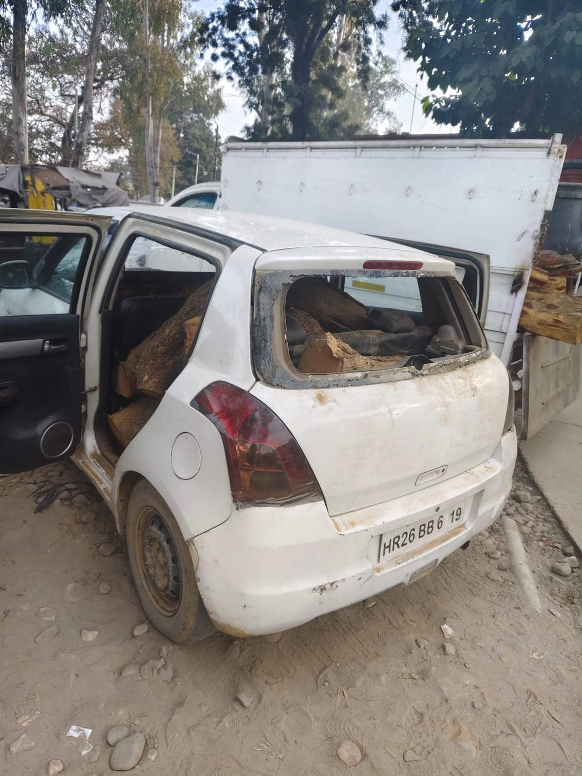 प्रोटेक्टड फारेस्ट संधाए से खैर की लकड़ी का अवैध कटान, गाड़ी के साथ एक आरोपी काबू