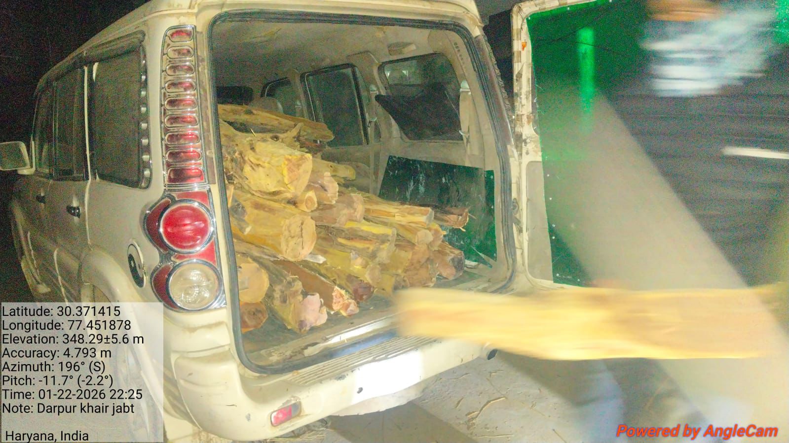 डारपुर फारेस्ट में खैर का अवैध कटान: तस्कर के घर पर रेड, लकड़ी से भरी स्कार्पियो गाड़ी जब्त