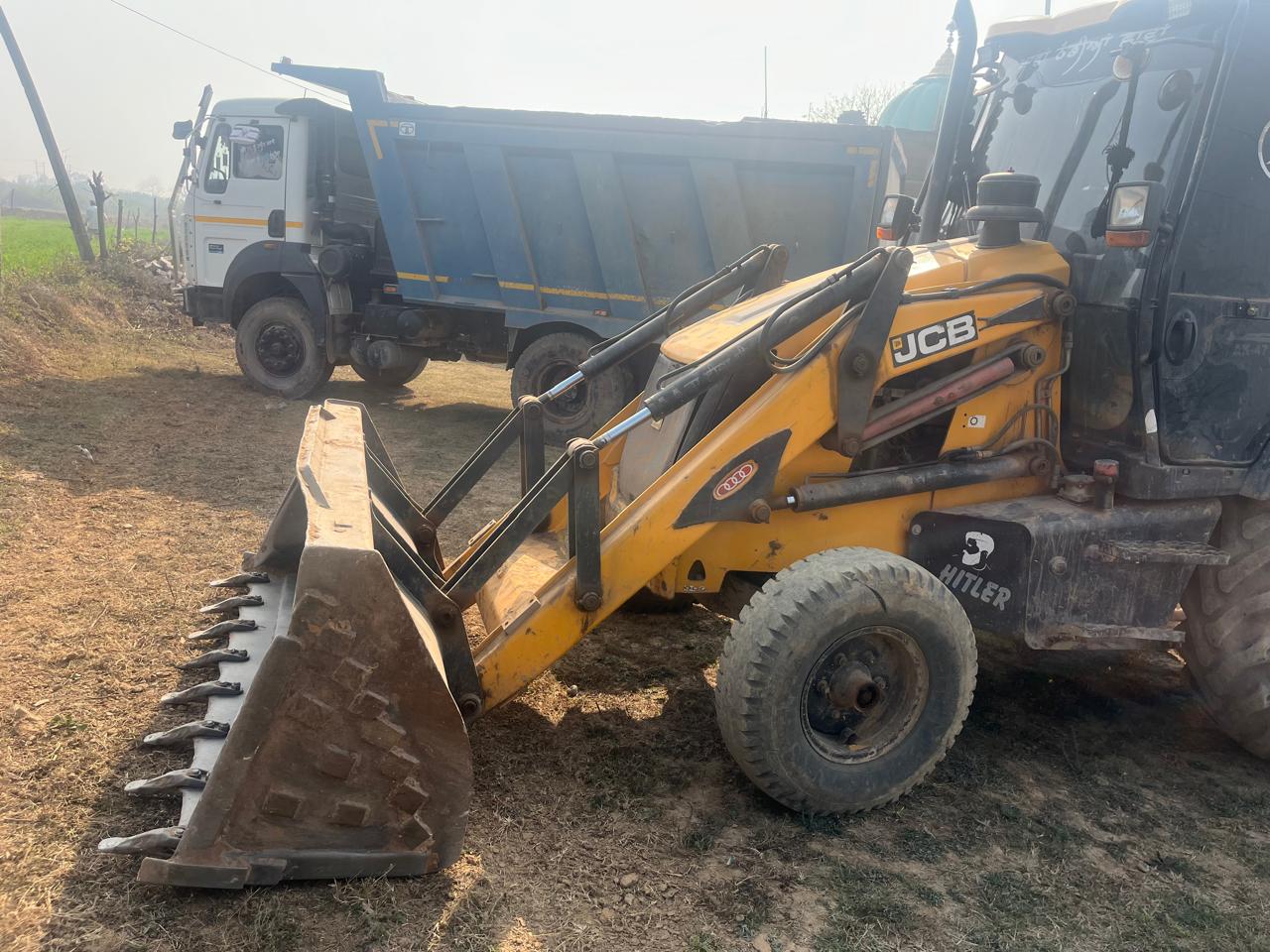 अवैध खनन कर भागने की कोशिश नाकाम, एंटी इलीगल माइनिंग टीम ने पीछा कर टिप्पर व जेसीबी पकड़ी