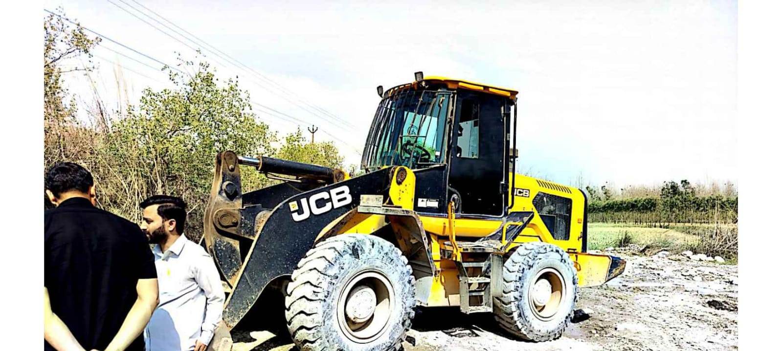 अवैध खनन पर सख्ती: चार ट्रैक्टर-ट्रालियां एक जेसीबी काबू, मांडेवाला, बेगमपुर, घेसपुर में कार्रवाई