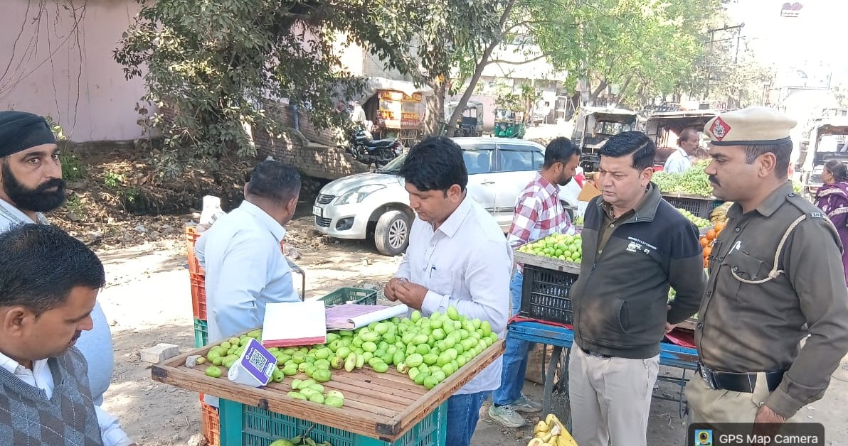 खुले में गंदगी डालने पर बैंक समेत छह दुकानदारों पर निगम ने की कार्रवाई, काटे चालान