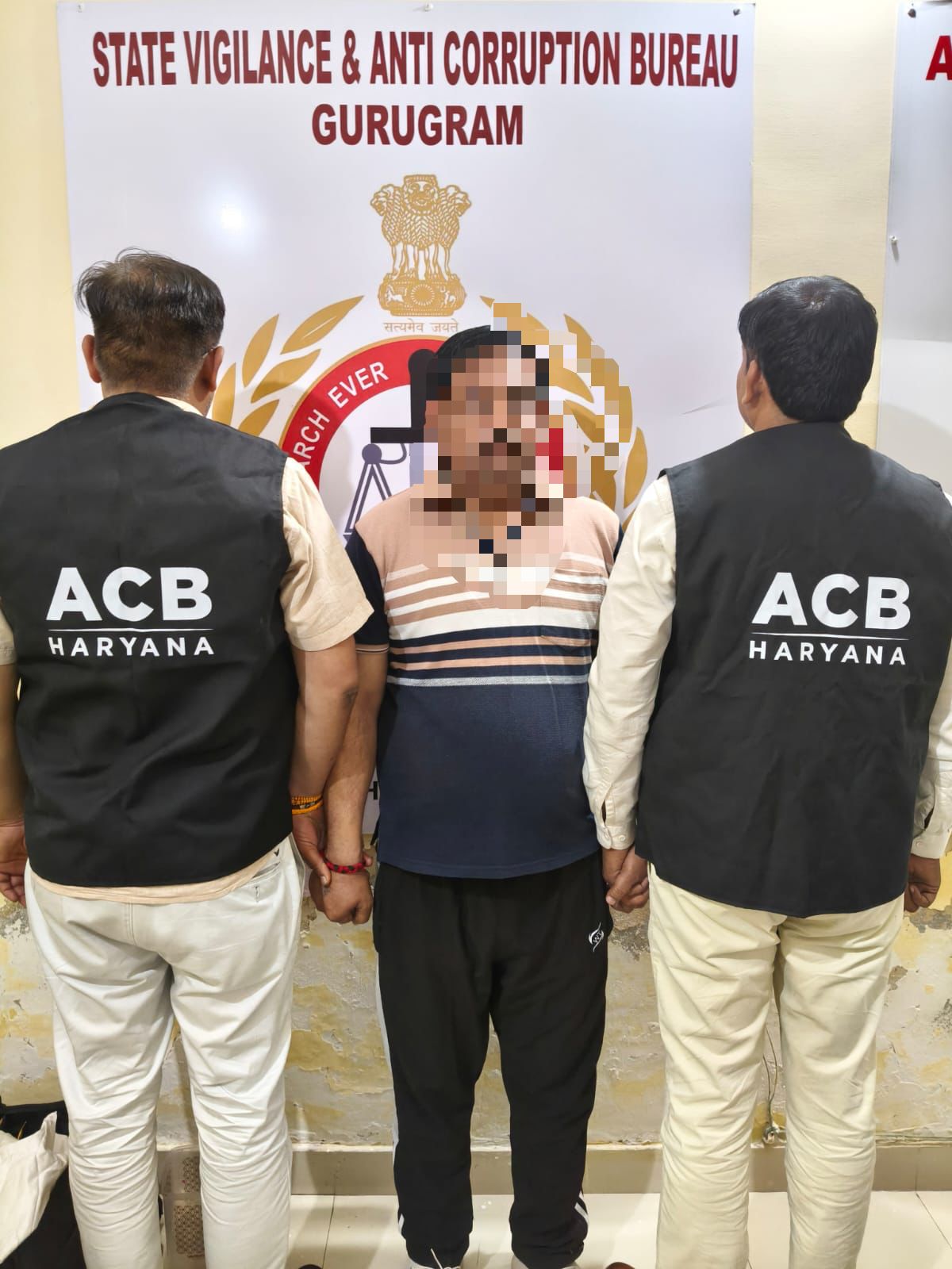 सरल केंद्र नूंह में 6000 रूपए की रिश्वत लेते रजिस्ट्रेशन क्लर्क रंगे हाथ गिरफ्तार