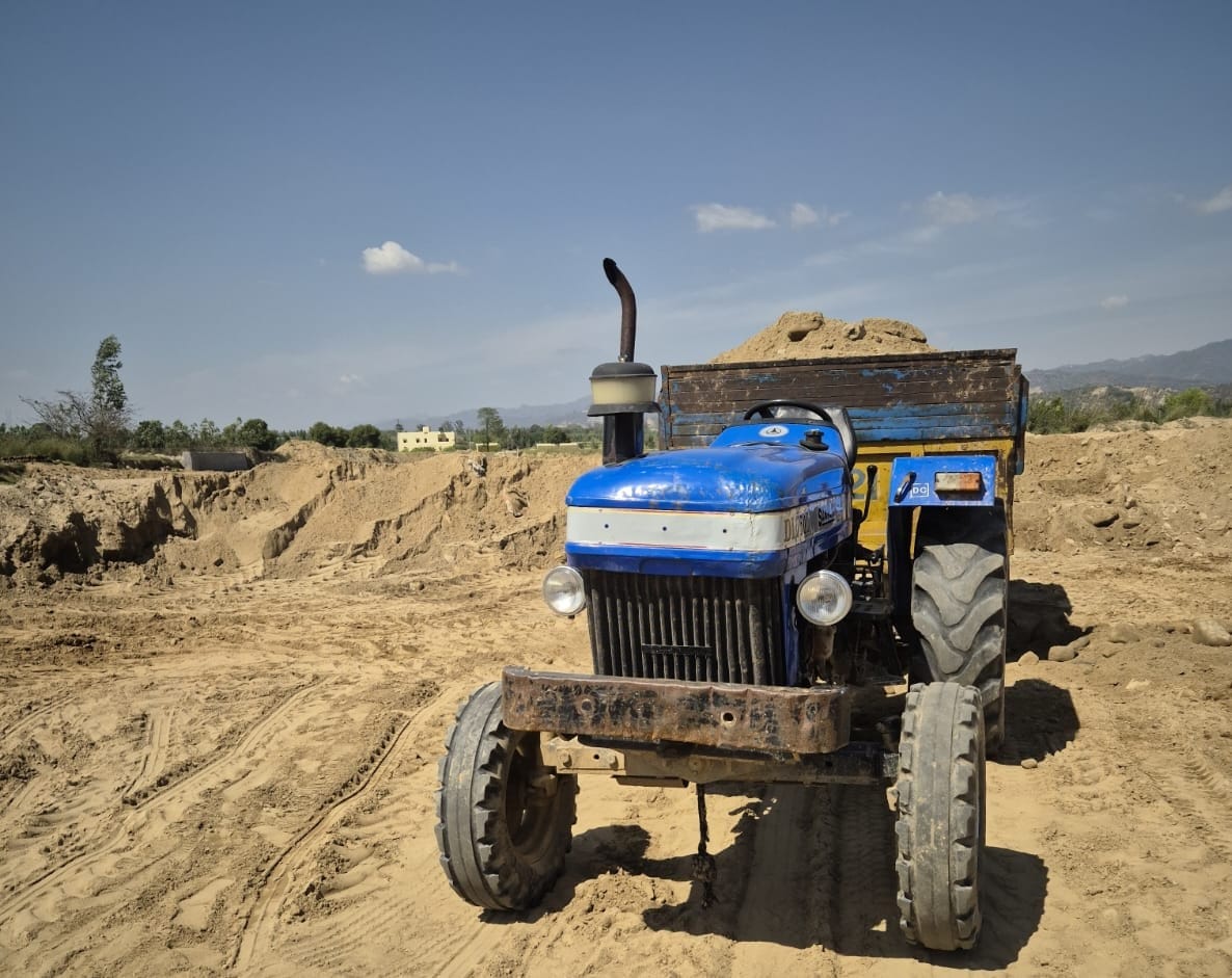 पुलिस ने रायपुर रानी क्षेत्र में अवैध खनन सामग्री से भरी ट्रैक्टर-ट्रॉली पकड़ी