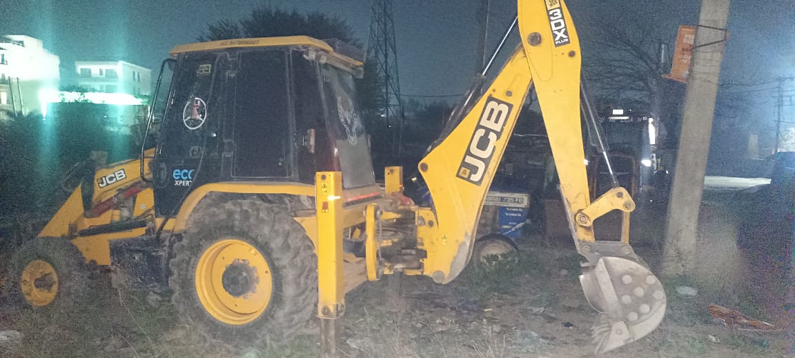 नदी में रात दो बजे हो रहा था अवैध खनन: पुलिस ने रेड कर दो जेसीबी मशीनों को किया काबू