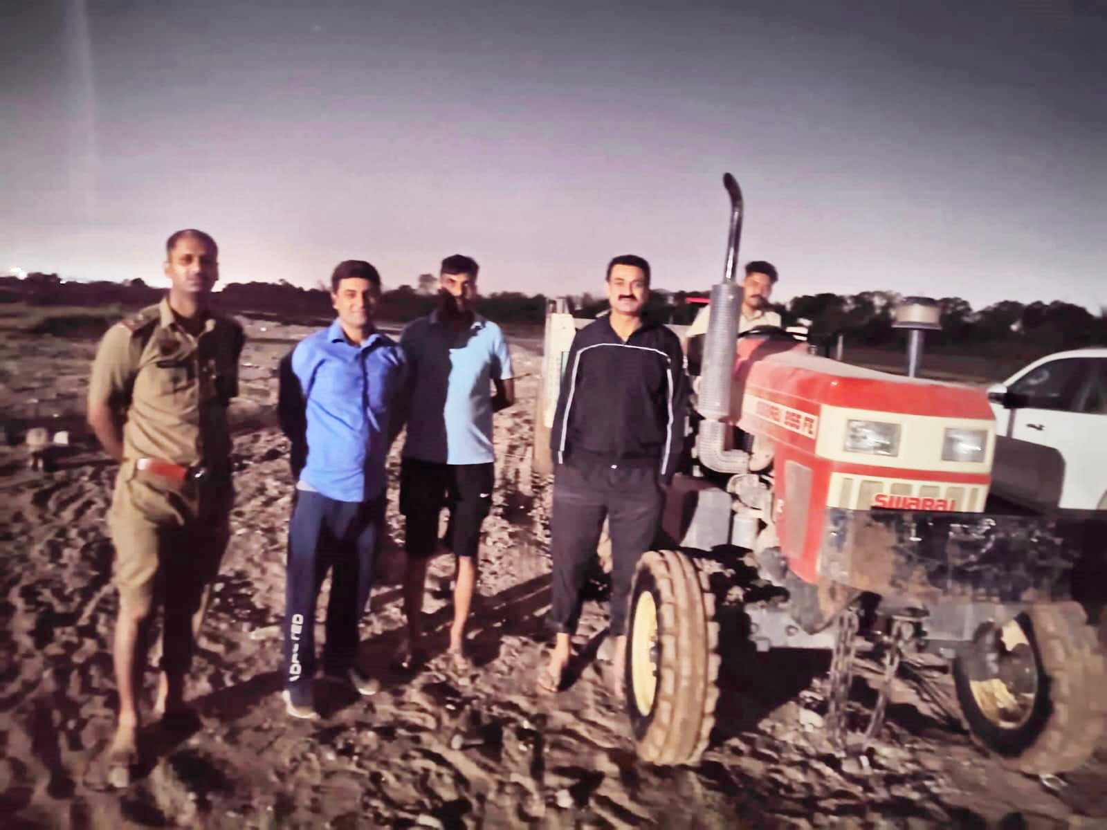 पंचकूला पुलिस ने घग्गर नदी में देर रात छापेमारी कर 2 ट्रैक्टर-ट्रॉली पकड़ी