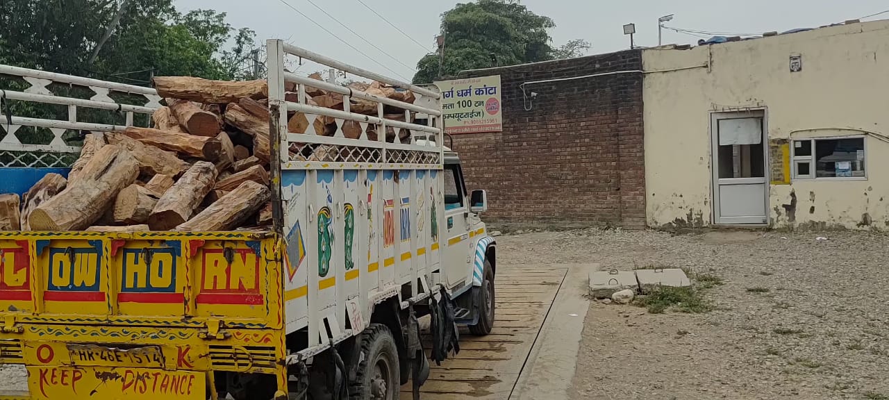 पुलिस और वन विभाग की संयुक्त छापेमारी, 25 क्विंटल खैर की लकड़ी के साथ 3 तस्कर गिरफ्तार