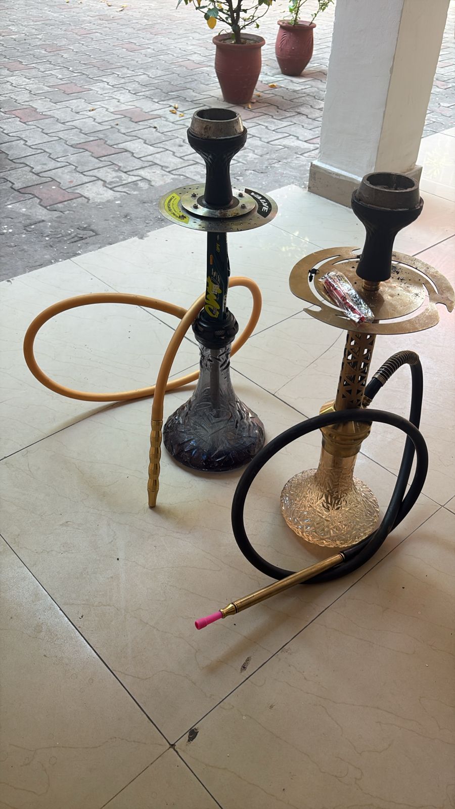 सेक्टर-5 के मैकेबी क्लब में अवैध हुक्का बार का भंडाफोड़, 2 हुक्के बरामद, मालिक गिरफ्तार