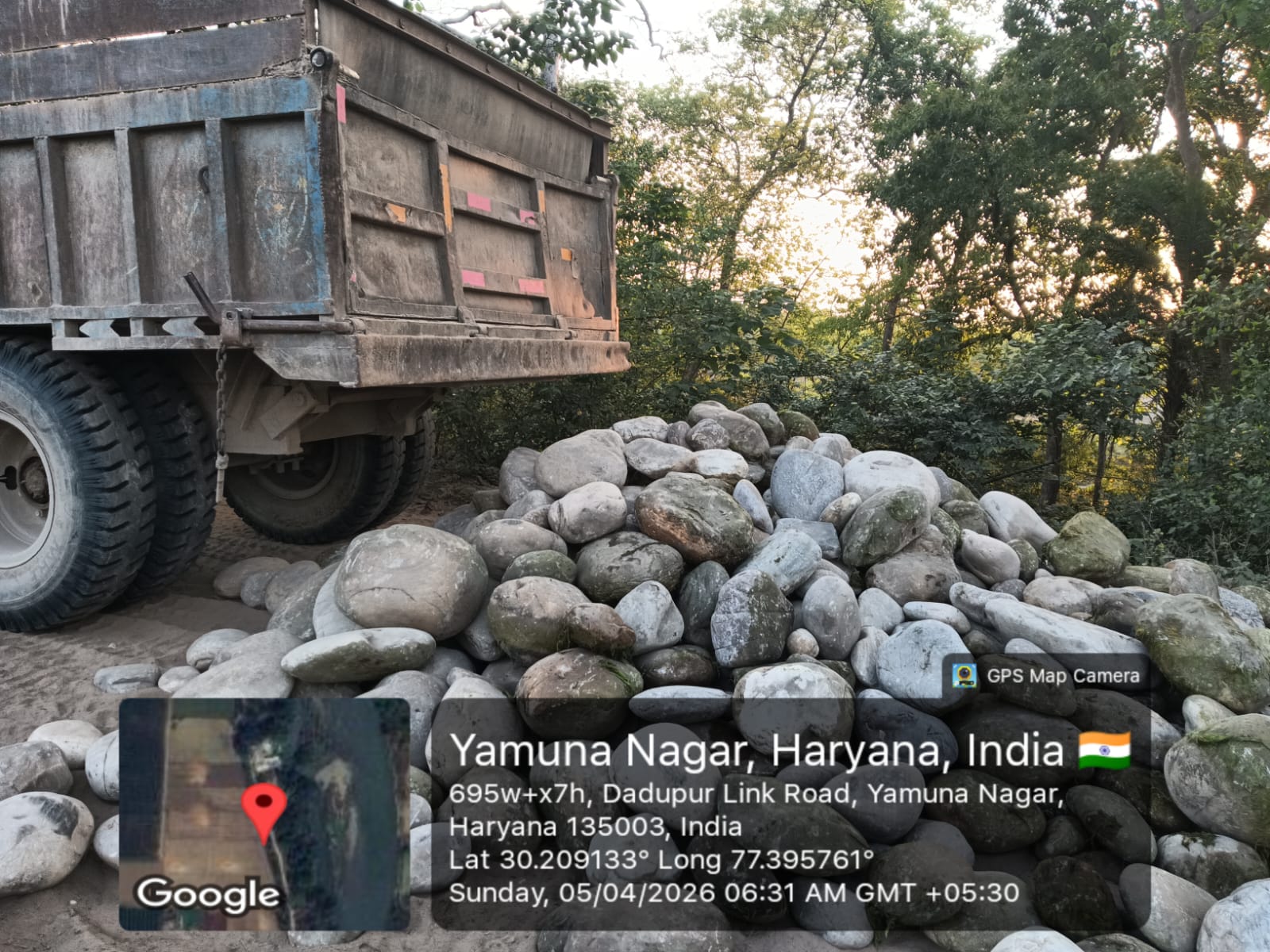 दादुपुर हैड पर एनफोर्समेंट ब्यूरो का छापा: बिना ई-रवाना बोल्डर ले जाती तीन ट्रालियां पकड़ीं, सड़क पर पत्थर गिरा कर भागने का प्रयास