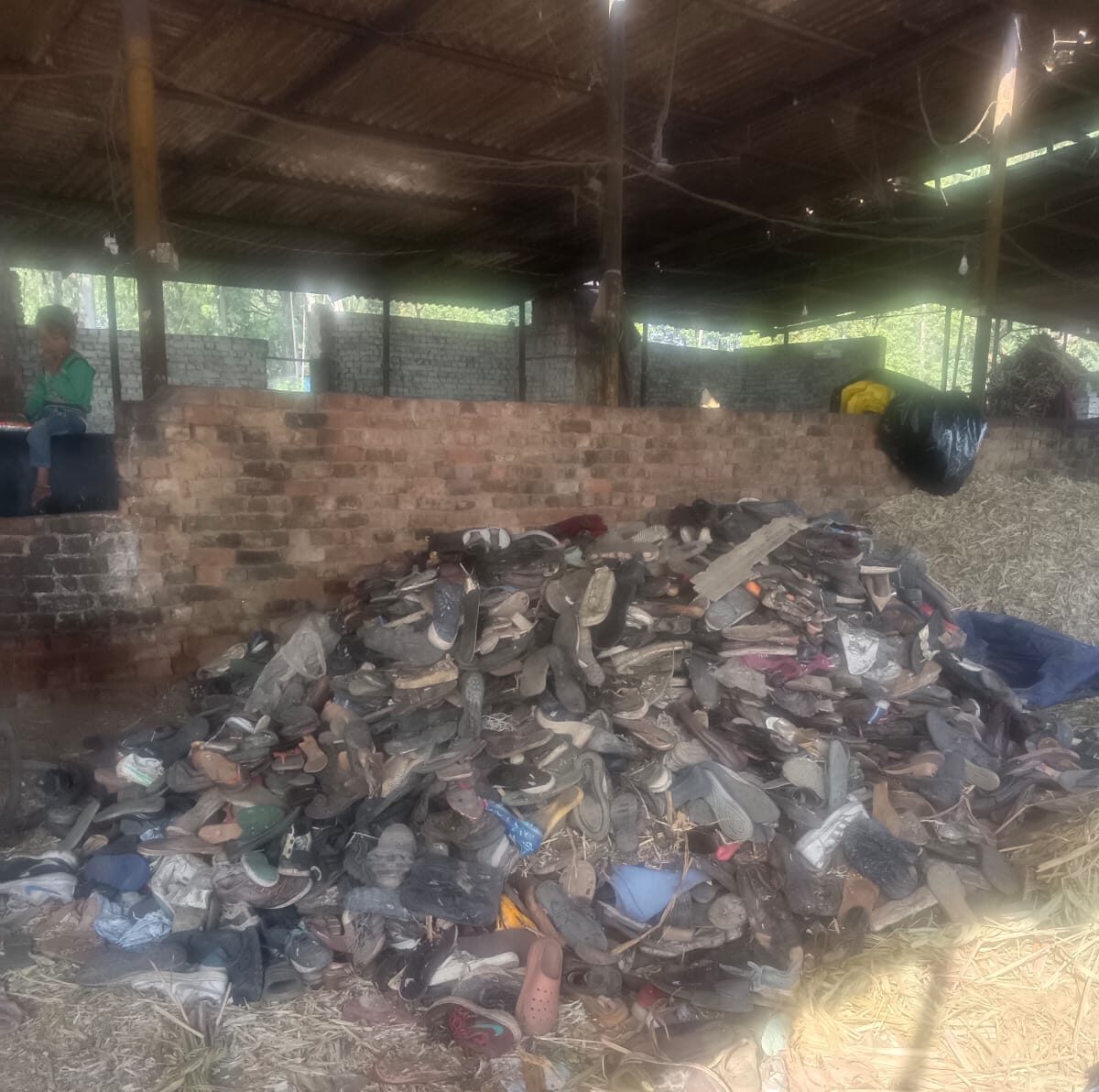 व्यासपुर के गन्ना क्रशरों से उगल रहा जहरीला धुआं; रात के अंधेरे में जलाया जा रहा प्लास्टिक और टायर