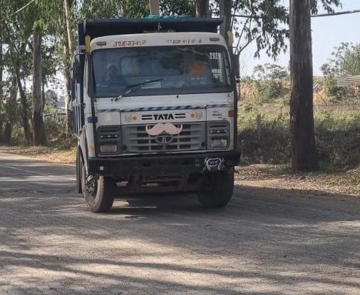 रायपुर रानी क्रशर जोन में पुलिस की छापेमारी: बिना वैध बिल खनन सामग्री भरे 2 टिप्पर पकड़े