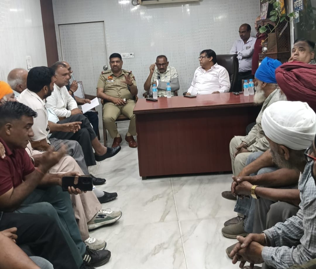 सड़कों पर ट्रक खड़े किए तो होगी सख्त कार्रवाई, पुलिस ने दी चेतावनी