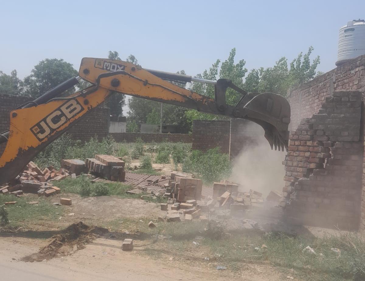 औरंगाबाद में अवैध कब्जों पर चला पीला पंजा, निगम ने ढहाया अवैध निर्माण