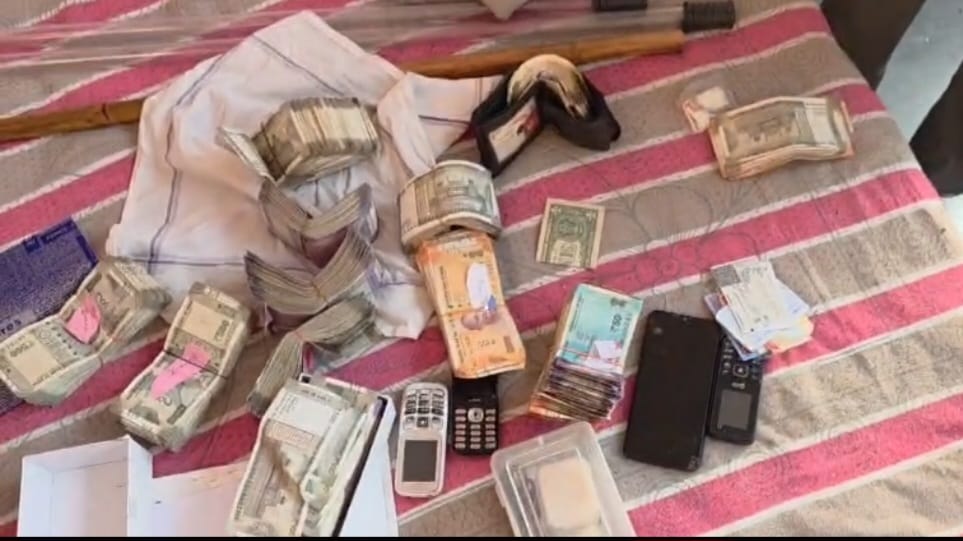 150 पुलिसकर्मियों ने गांव सारण में मारा छापा; बेरोजगार के घर से ₹10 लाख से अधिक कैश बरामद