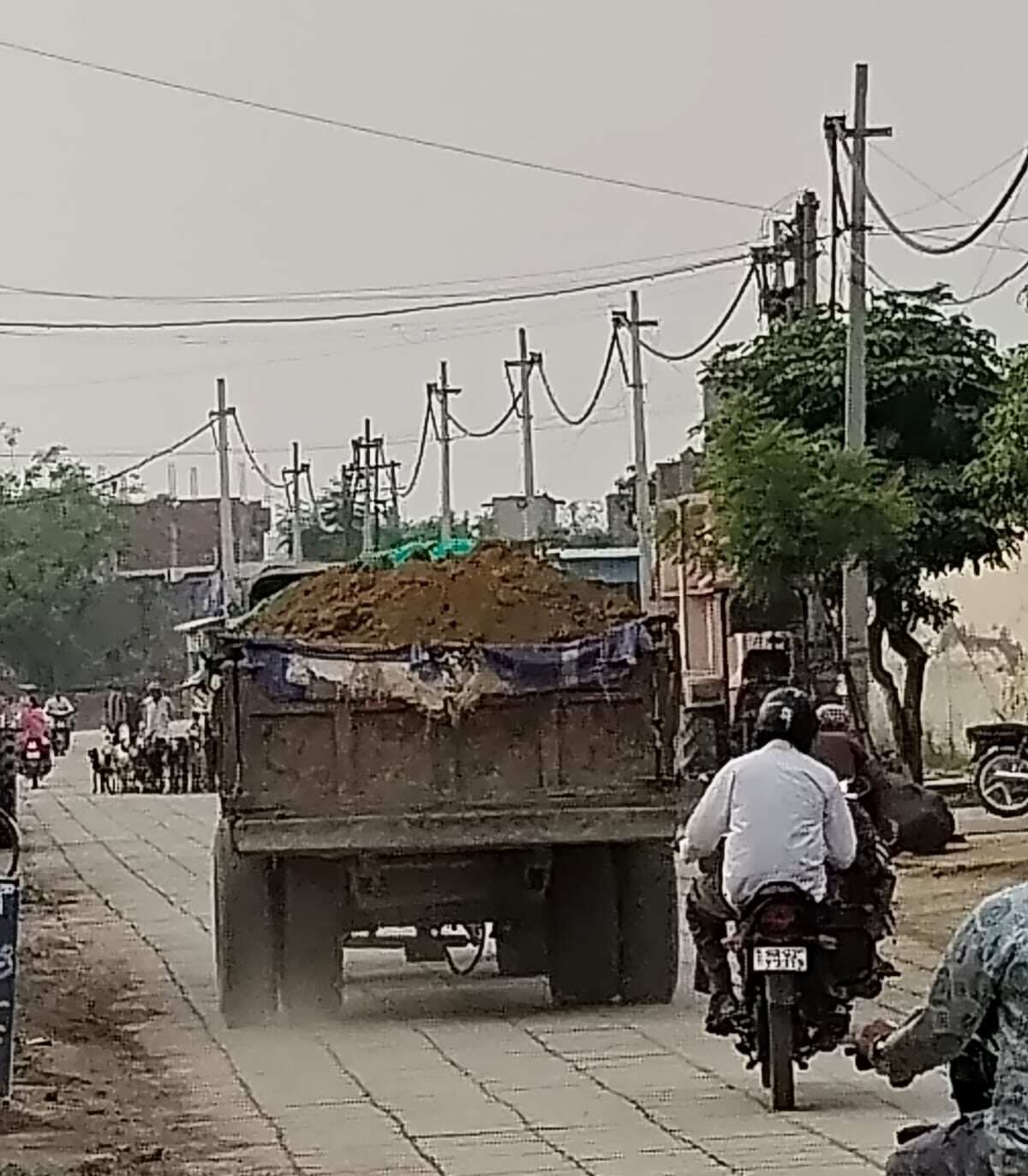 न नंबर, न लाइसेंस… सड़कों पर यातायात के किसी नियम का पालन नहीं; धूल-मिट्टी से ग्रामीणों का जीना हुआ मुहाल, ग्रामीण गब्बर से करेंगे शिकायत