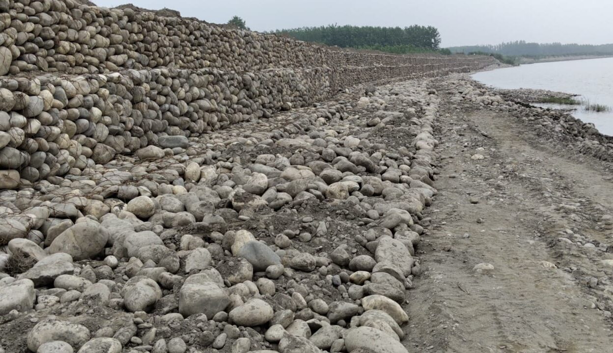 निवाजपुर में 800 मीटर स्टोन स्टीनिंग के काम पर किसानों ने उठाए सवाल, अधूरे कार्य और गुणवत्ता पर उठाए सवाल