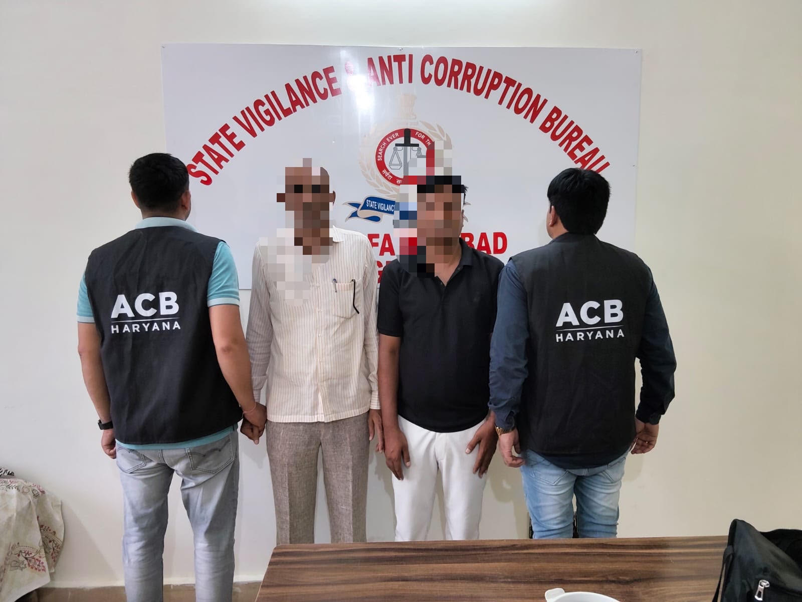 ट्यूबवेल कनेक्शन में नाम परिवर्तन के बदले ₹12,000 की रिश्वत मांगने वाले DHBVN के दो कर्मचारी  गिरफ्तार