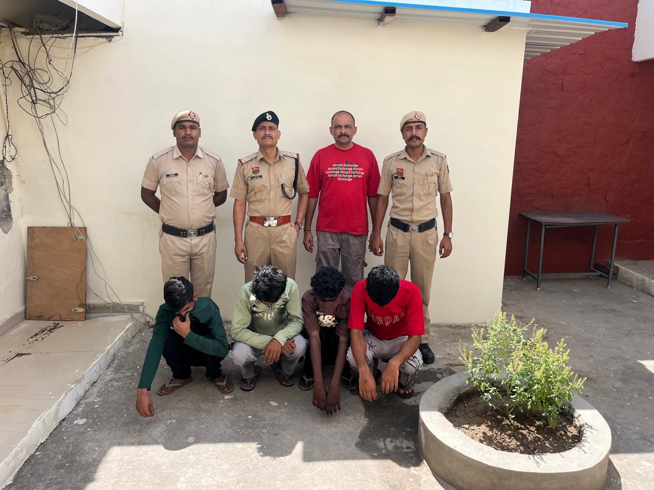 अवैध खनन रोकने गई पुलिस पर हमला, पुलिस की जिप्सी पर ट्रैक्टर चढ़ाने की कोशिश, चार गिरफ्तार