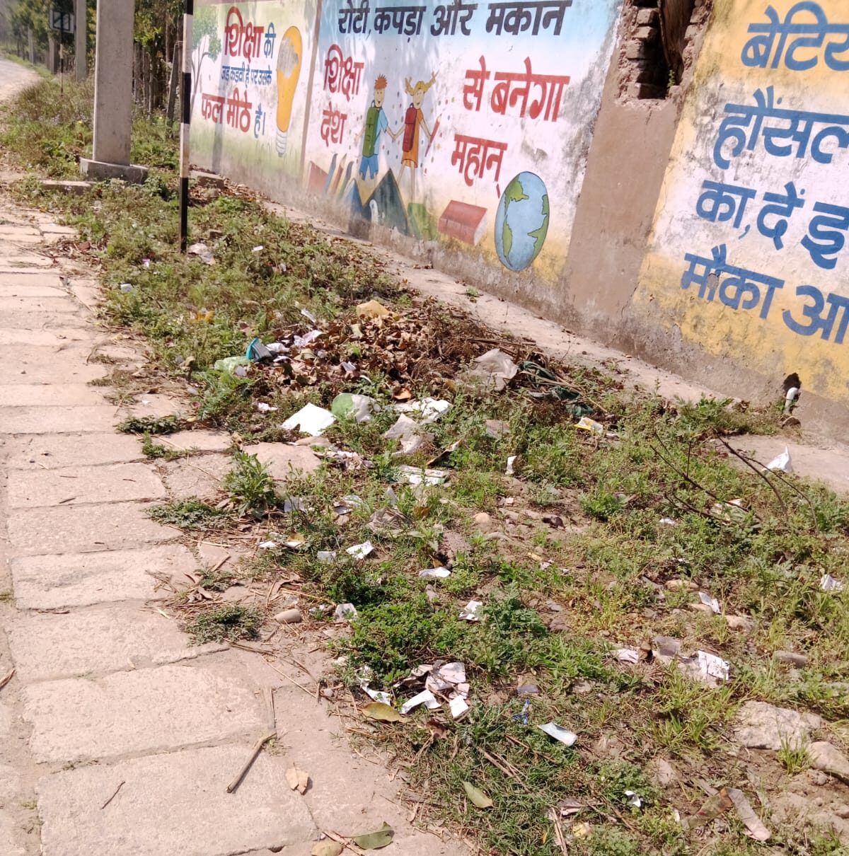 कलेसर में सफाई व्यवस्था बदहाल: जगह-जगह कूड़े के ढेर और जाम नालियों से ग्रामीण परेशान, पंचायत का कहना कि खंड कार्यालय ने बिना सहमति जारी की सफाईकर्मी की सैलरी